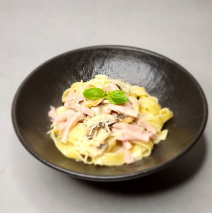 Футучини с ветчиной и грибами